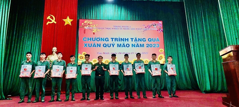MS YEN TRAO QUÀ XUÂN TẠI TRUNG ĐOÀN 4, SƯ ĐOÀN 5