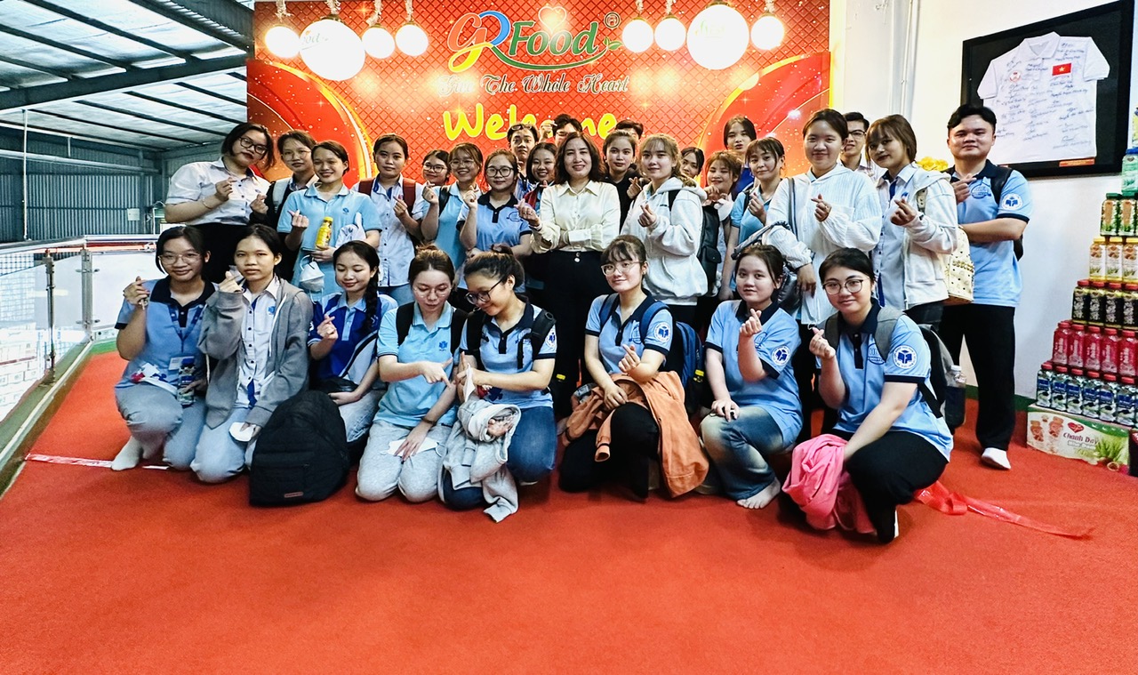 GREEN FOOD ĐÓN SINH VIÊN KHOA CNTP HUIT ĐẾN THAM QUAN VÀ HỌC TẬP MÔN BAO BÌ TẠI NHÀ MÁY